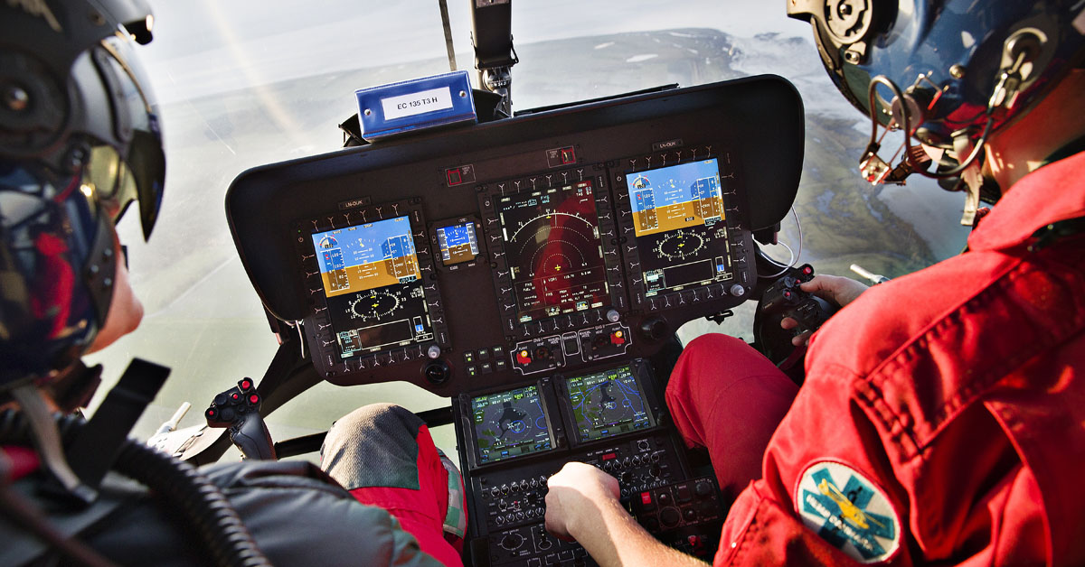 Pilotkabinen i Akutlægehelikopteren
