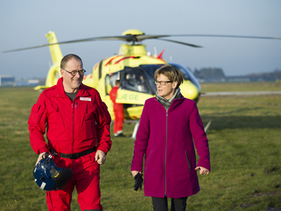 Næstformand i Danske Regioner, Ulla Astman, efter flyvetur med lægelig leder af akutægehelikopterne Troels Martin Hansen